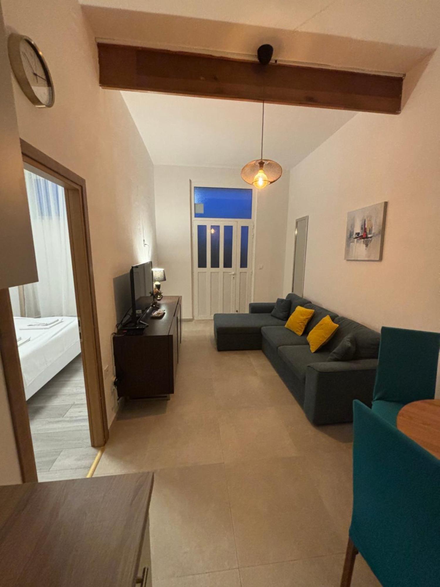 Kairos Apartment